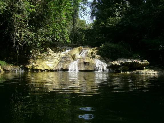 A paradisíaca cachoeira perto da Round House, nosso hotel no rio Dulce, região  de Livingston, na Guatemala